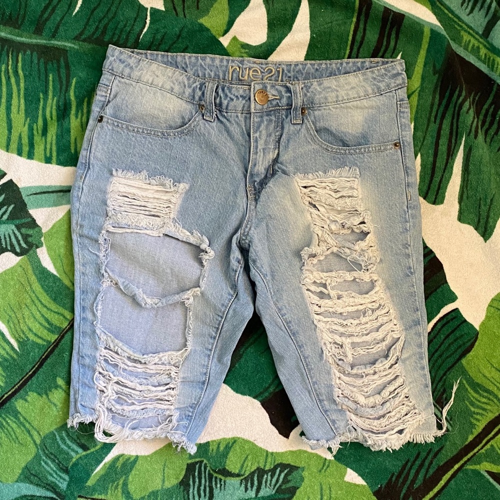 😇 SOLD - RIPPED DENIM BERMUDA SHORTS